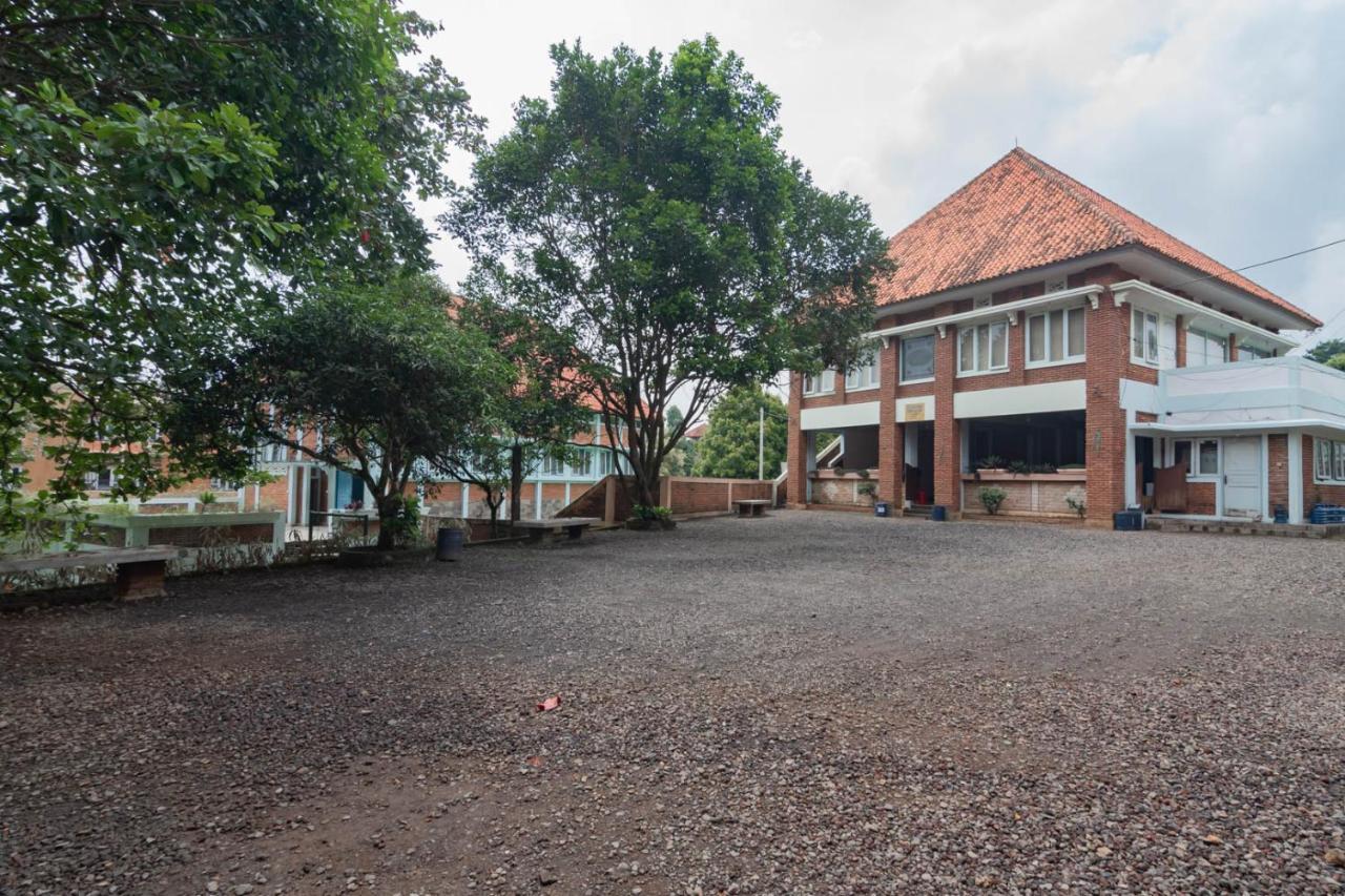 Urbanview Syariah Insani Cisarua Puncak Hotel