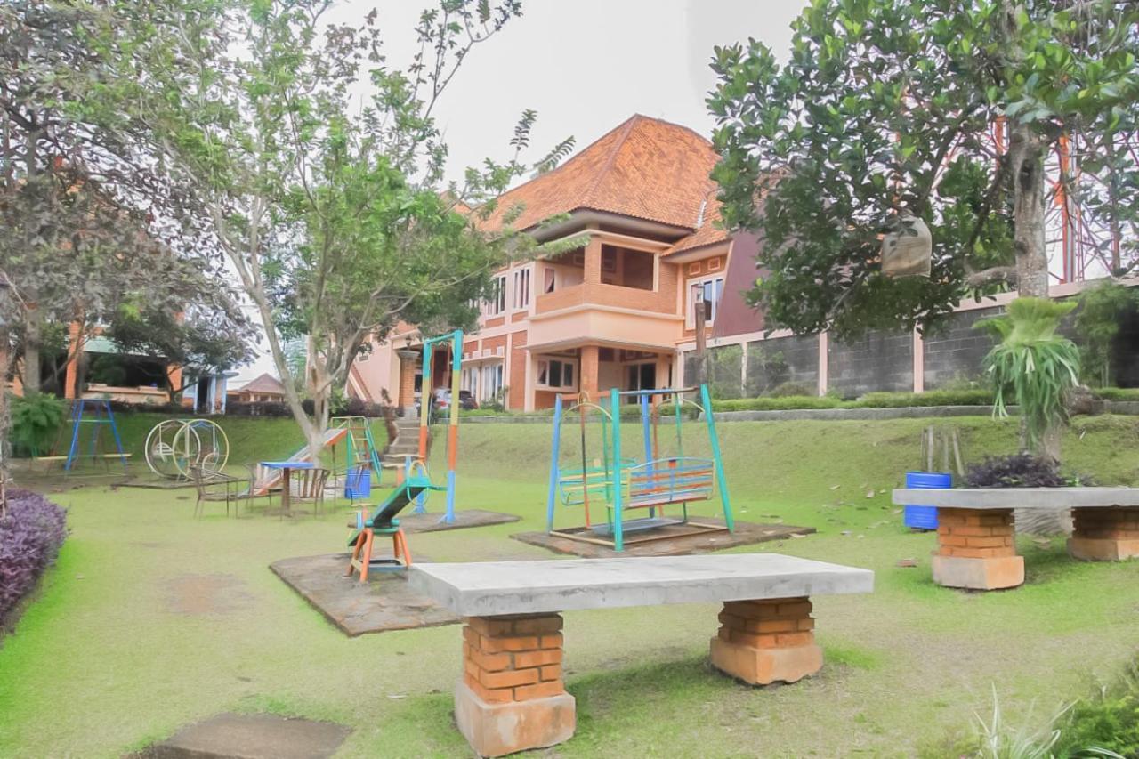 Urbanview Syariah Insani Cisarua Puncak Hotel 3*