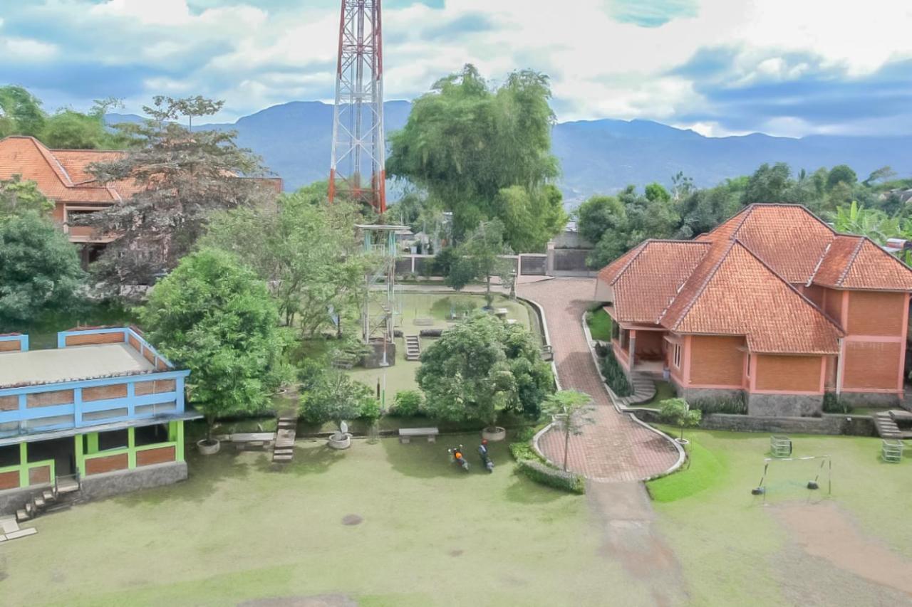 Hotel Urbanview Syariah Insani Cisarua Puncak Bogor